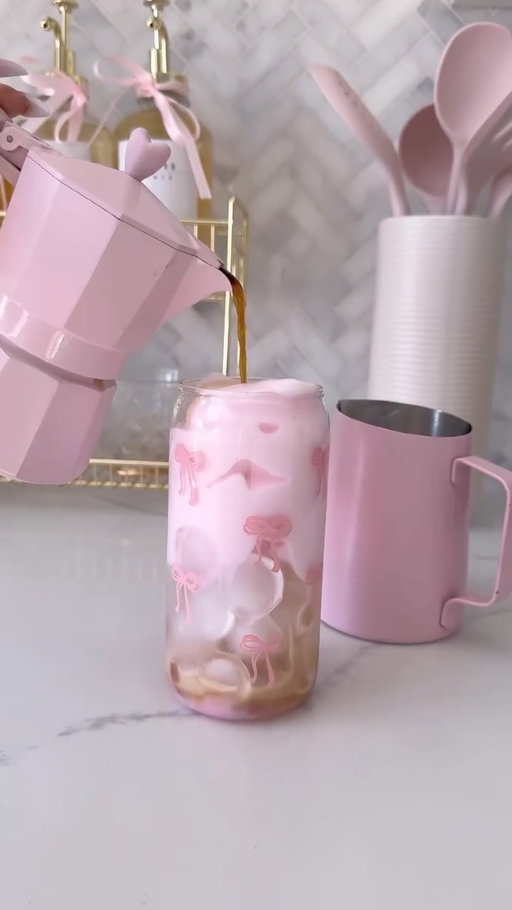 I get asked all the time if my house ever gets messy… I promise you it does!🙈✨But that just makes our resets even better!! Let’s clean the house together🎀🏠✨

#home #reset #pinkaesthetic