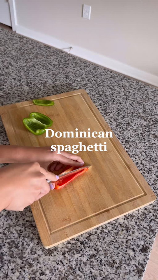Recipe ⬇️🇩🇴
½ lb spaghetti
1 red bell pepper 
1 green bell pepper 
½ onion 
1 tomato
Salami 
2–3 garlic cloves
1 chicken bouillon 
Salt and black pepper 
1 cup tomato sauce
¼ cup evaporated milk
1 tsp butter

Reserve about ½ cup of pasta water, then drain and set aside. Saute salami and cook until slightly crispy. Add onion, garlic, bell peppers, and tomato. Add the tomato sauce, chicken bouillon, salt, and pepper. Simmer for 5 minutes. Stir in the evaporated milk for that signature creamy Dominican texture. Toss in the cooked spaghetti and mix well. If it feels too thick, add a splash of the reserved pasta water.
•
•
•
•
@mamitassalami @nlmmarketing #latinacontentcreator #dominican #dominicanrepublic #dominican #comidadominicana #dominicana #dominicanspaghetti #tampacontentcreators
#tampacontentcreator
