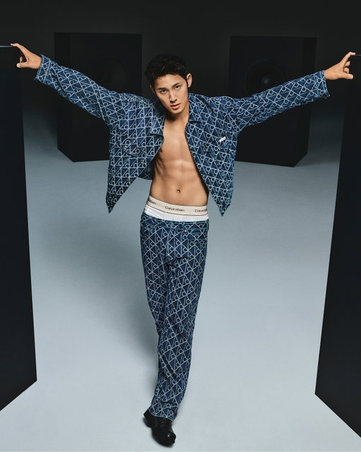 @min9yu_k is all about the emblem. A new allover logo graphic. The signature trucker worn open. The 90s Straight Jean worn low.

Discover the latest denim on CalvinKlein.com