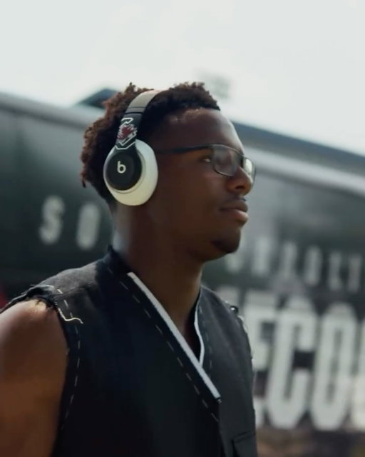 Blocking out the noise. Dialing in the grind. 

#BeatsAthlete #BeatsElite | @beatsbydre