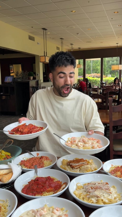 Unlimited pasta at Olive Garden 🍝 #fastfood #shopping #olivegarden @olivegarden