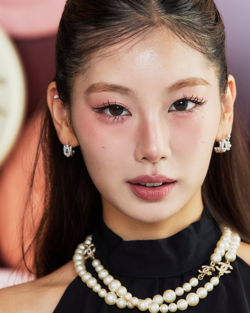 @chanel.beauty 🤍

CHANEL LES 4 OMBRES BOUTONS

ガブリエルシャネルのこだわりが詰まったボタンをテーマに誕生したアイシャドウの新作🖤

4色ある中で私は#209 ブトン マドモアゼルを使ってアイメイクをしてもらいました✨
とっても気分が上がる色使いでお気に入り🤍

#レキャトルオンブル 
#シャネルメークアップ 
#シャネルビューティ 
#Les4Ombres 
#CHANELMakeup 
#CHANELBeauty
#PR
