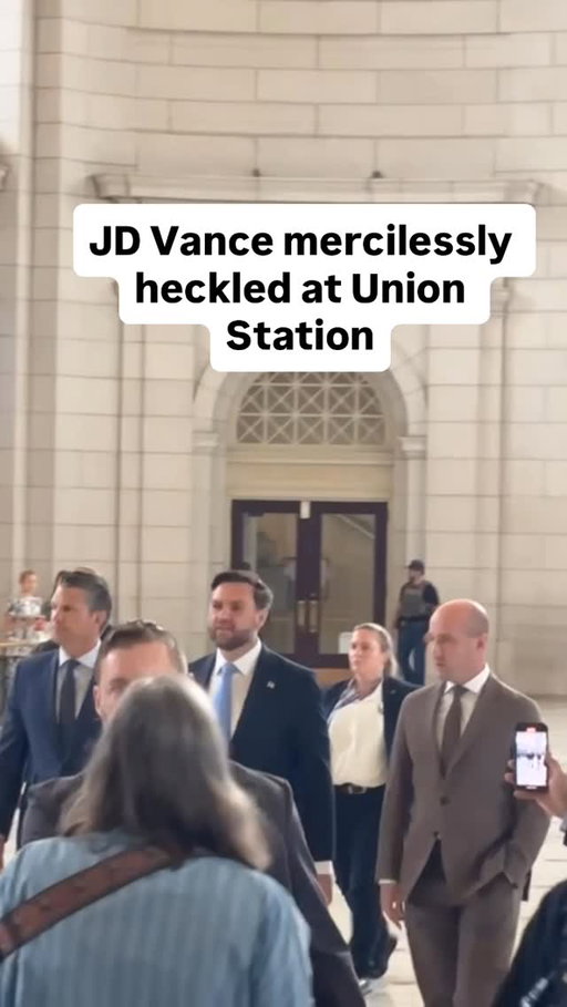 JD Vance and Pete Hegseth paid a visit to National Guard troops at a Shake Shack location in D.C.’s Union Station — and were mercilessly heckled.

🎥: Arthur Delaney