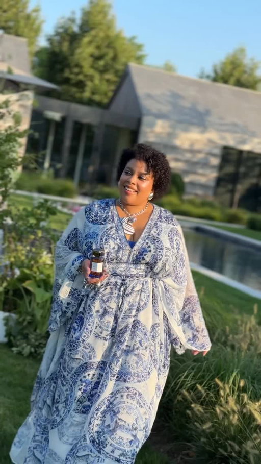 ✨ I was sad summer was coming to an end, but one spritz of Villa Néroli by @bdkparfumsparis makes even the thought of autumn feel like a sunlit escape to Capri. Juicy citrus, radiant florals, and golden warmth. @alexandracarlinperfumer 2022 creation for Collection Azur is pure Mediterranean magic. 🌿🌸☀️ Inspired by founder @davidbenedek1 vision of strolling through Capri’s gardens at sunset, it’s bottled serenity and la dolce vita. 🌊✨ 

Top Notes ( Hello Sunshine) 
	•	Tunisian Neroli – bright, honeyed, a bit metallic, bursting with delicate floral citrus charm
	•	Lemon (Verdelli from Calabria)—fresh, zesty, and cheerful
	•	Petitgrain (Paraguay)—green, woody, the leaves-and-twigs cousin of bitter orange⁭
￼ ￼

Heart (Your mid-day glow):
	•	Moroccan Orange Blossom Absolute – warm, sweet, richly floral
	•	Bulgarian Rose Absolute – adds a velvet elegance, floral depth
￼

Base (The lingering embrace):
	•	Bourbon Vanilla – creamy and comforting
	•	Cashmeran – soft, musky, slightly woody
	•	Ambroxan – modern amber depth
	•	Madagascar Vetiver, Indonesian Patchouli (Sulawesi) – earthy, grounding
	•	Spanish Labdanum – resinous, warm
	•	Moss – green, natural anchor
￼ ￼

#VillaNeroli #BDKParfums #LaDolceVita #nichefragrancelover #nichefragrance #luxuryfragrance