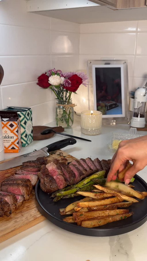 Steak nights are the best nights 😏 comment steak for full recipe sent to ur DM 😋🫶🏼 
•
•
•
•
#steak #steaknight #steakrecipe #nysteak #steaksearing #steaktok
