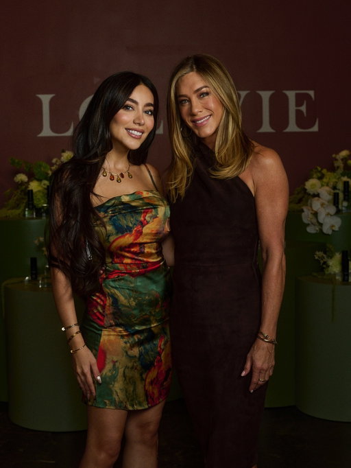 I love this woman! ♥️ @jenniferaniston at @lolavie 🖤🤍 

جنیفر انیستن بهم گفت: شیما؟ درسته؟ 

🥹♥️