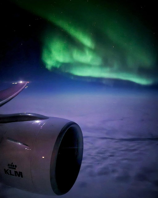 A moment of pure magic. Flying high above, where the aurora paints the night sky.💙🌌

#KLM #klmroyaldutchairlines #auroraborealis #northernlights