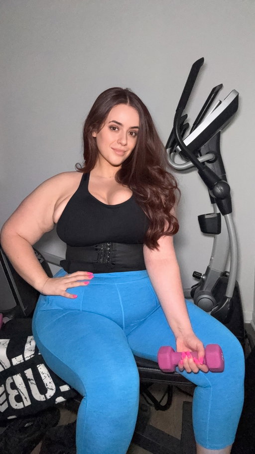 At home workouts only😆🤭
.
.
.
.
.
.
#workouthumor #relatablereels #homeworkout #curvyconfidence