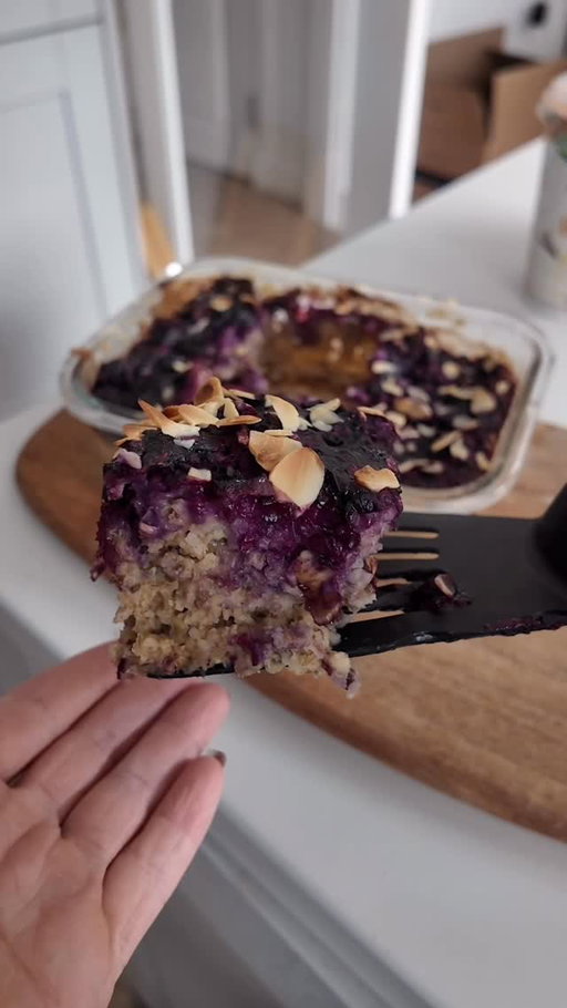 Now this is a breakfast; blueberry muffin baked oats with 22g protein per serve and 360 calories a slice👏🏻 … and they are BIG slices 

Ingredients;
- 2 tbsp chia seed & 6 tbsp water mixed and set aside 
- 200g oats 
- 60g @myprotein soy isolate vanilla protein powder (code STEFUK to save)
- 1 tsp baking powder 
- 350ml almond milk
-1 cup blueberries 
- squeeze lemon juice 
- 1 tbsp maple syrup 
-20 g flaked almonds 
(Optional toppings not included in macros ; vegan vanilla yogurt & melted nut butter)

Method;
1. Mix chia together and set aside 
2. Combine all other ingredients minus blueberries syrup and lemon and make a thick oat batter 
3. In a bowl mix together blueberries 🫐 lemon 🍋 and syrup and microwave until melted together 
4. Scoop mix out onto the oats and top with almonds
5. Bake at 180 for 40 minutes or until golden brown 
#mealprep #vegan #bakedoats #healthyrecipes #fatloss