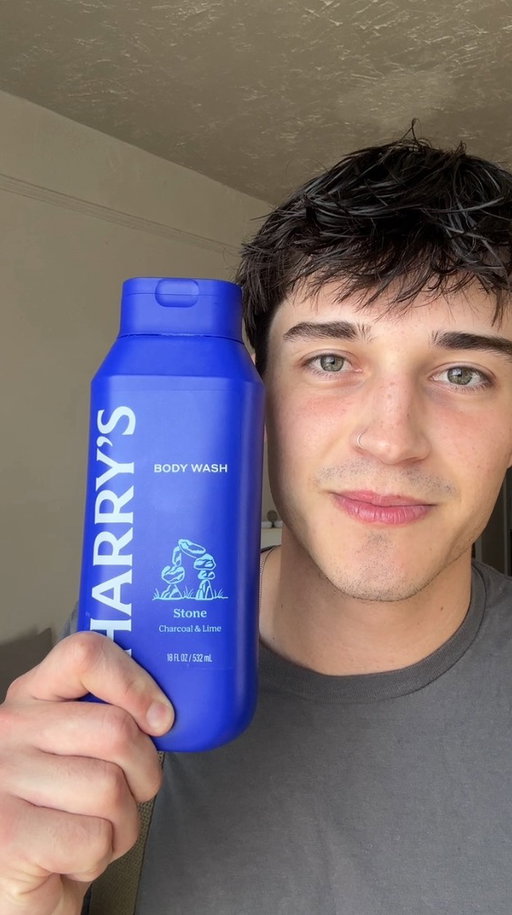 Smell good in college @harrys #harryspartner #harrysbodywash #manthatfeelsgood