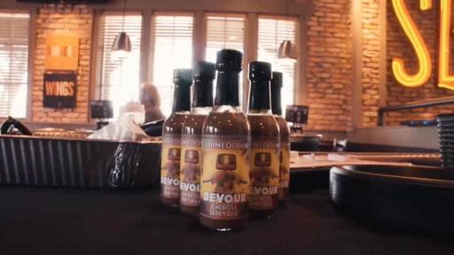Grill master approved 🔥 Enter the MEET & EAT sweepstakes for a chance to hang out with us, score VIP tickets, backstage access, and more! Scan the QR code in any @smokeybonesbar location to enter. And try our DEVOUR Pineapple Jerk Sauce on some wings too! Delish!!!!!

📸 @carterloushoots