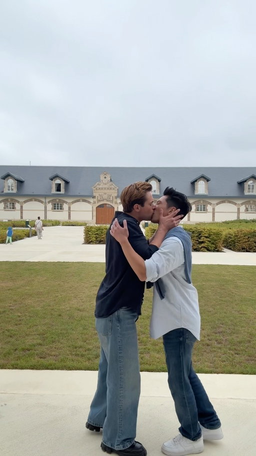 I’m GAY, and this is my boyfriend. I never thought I had to make a coming out post in 2025, but here we are: Yes, I’m gay. 

I’m done being scared. I’m done holding back and hiding parts of myself. Thank you to everyone who still supports me. You mean the world ❤️ 

@francoisparadiss