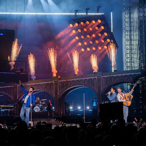 Greetings From Rogers Centre 💌 

Last night was a blast with @jonasbrothers and special guests. Here’s a look back at their incredible anniversary show! Did you have a favourite moment? Tell us in the comments below!

📸: Bailey McLean