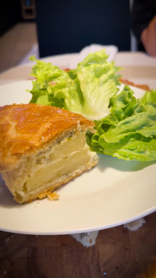 🥔Ma version du pâté de pommes de terre est là ! Abonne-toi pour plus de recettes gourmandes !

Il existe autant de versions du pâté de pommes de terre que de personnes qui le cuisine. Laisse moi te présenter ma version en direct de la Creuse. Ici c’est de l’ail, du persil et beaucoup d’amour ! 

Ingrédients : 
• 800 g de pomme de terre
• 50 cl de crème fraîche
• 2 pâtes brisées
• 3 gousses d’ail
• 1/2 bouquet de persil
• 12 g de sel
• du jaune d’œuf pour la dorure

Et toi c’est quoi ton plat préféré ? 

#recettegourmande #faitmaison #gastronogeek #yummy