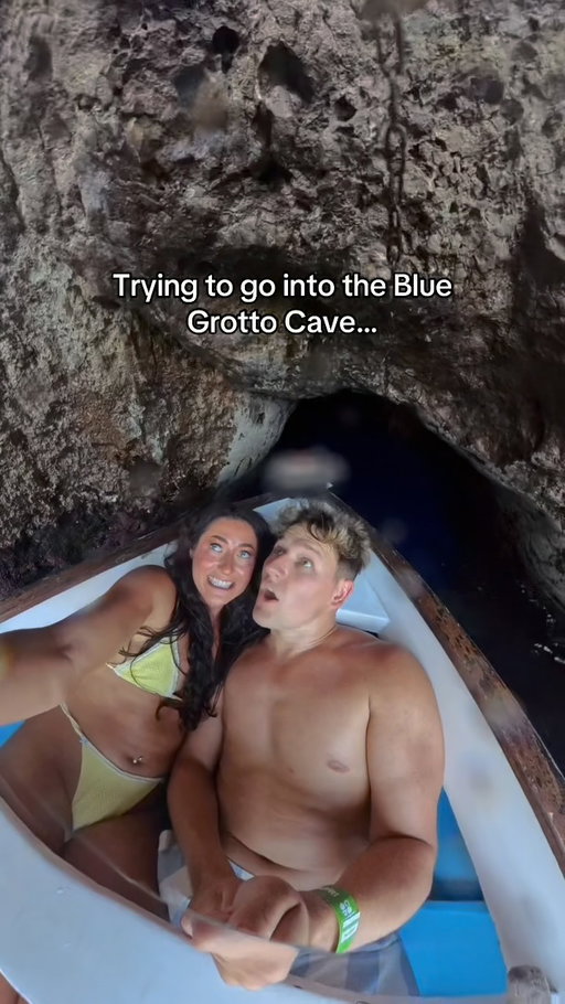 Tight squeeze into the blue grotto cave… 

#bluegrotto #travel #capri #italy