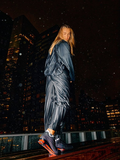 NYC streets. Grand Slam energy. @arynasabalenka arrives in style wearing the new Shox Z.
