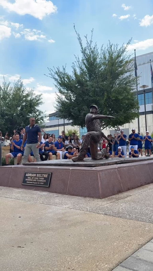 Adrian Beltré’s statue is here! 🐐