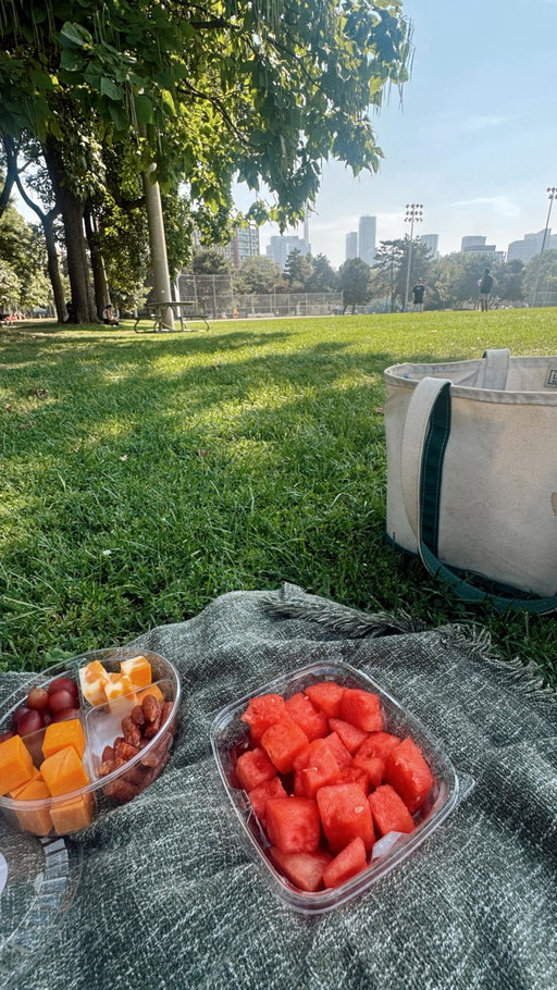 #ad Nothing I love more than meeting up for a park hang in the summertime, and the cleanup is made easier thanks to @gladcanada . The bags are Guaranteed Strong* and allow for quick and easy closing, making even the fullest bags simple to lift and carry to keep hands clean & dry**
 
 #GLADCanada #GLADWasteSolutions

*for more info see the Glad Guarantee at glad.ca/our-guarantee/
**vs. GLAD Small 10L Compostable Bag