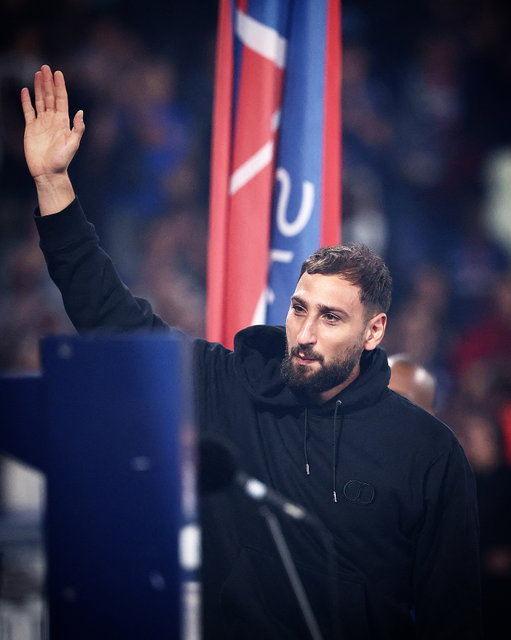 💔💙 Gigio Donnarumma receives the best 𝒇𝒂𝒓𝒆𝒘𝒆𝒍𝒍 from all the PSG fans as 𝐜𝐥𝐮𝐛 𝐥𝐞𝐠𝐞𝐧𝐝 🥺

Paris Saint-Germain decided to cut Gigio out of the squad but fans will always remember his chapter ✨

…and 𝐌𝐚𝐧𝐜𝐡𝐞𝐬𝐭𝐞𝐫 𝐂𝐢𝐭𝐲 keep working on the deal 🔵👀