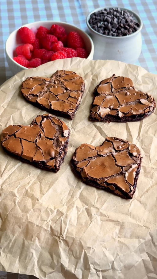 belly, cacao is THE BEAN 🙃

unlike team jellyfish, raspberry + dark chocolate is a great combo 🍫

ft. my viral flourless chocolate brownie cookies with a raspberry coulis filling 🍓 let me know if you’re interested in a recipe write up! 

#thesummeriturnedpretty #teamconrad #teamjelly #glutenfree #flourless #brownie #cookies