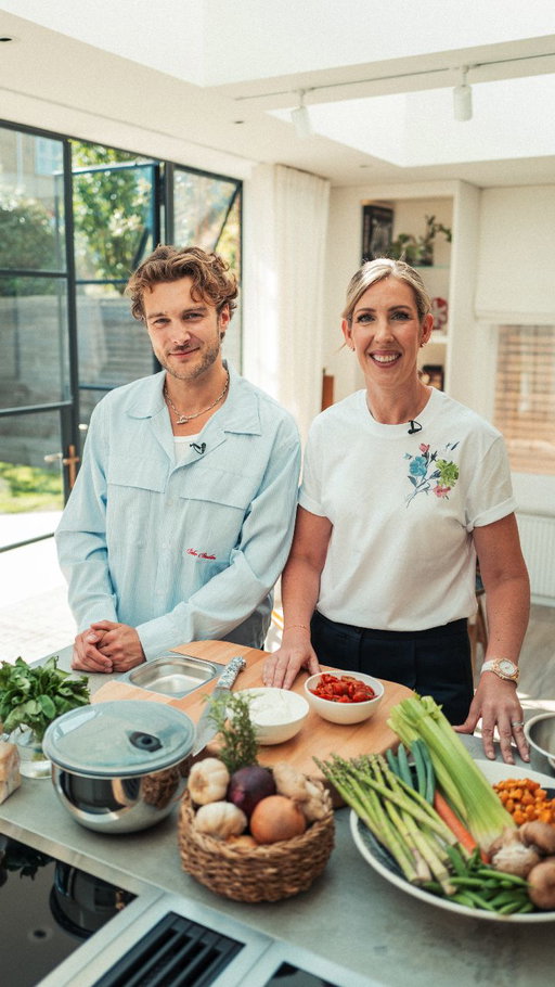 What does 3 Michelin Star @chefclaresmyth cook in 10 minutes at home? (As if we’re in Clare’s house… one of the world’s GREATEST chefs…🤯) @hexclad #ad