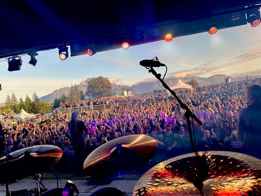 Alaska, thanks for showing up and lifting our spirits, you were exactly what we needed yesterday. We hope to come back sooner than later! 

📸: @oldmanmoss & @joujougermain