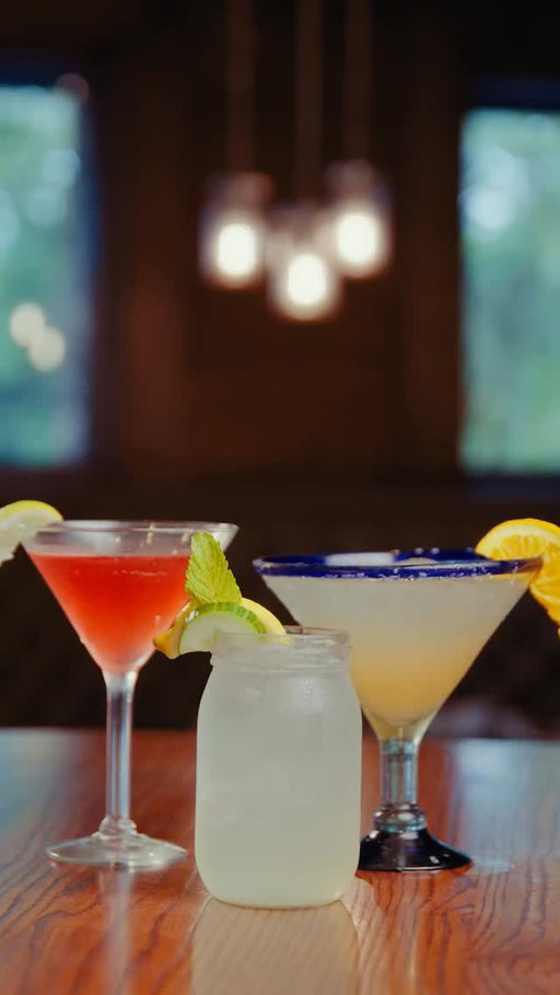 Line ’em up, knock ’em back 👏 Our new bev menu is bringing the heat—Smokey Bones style!