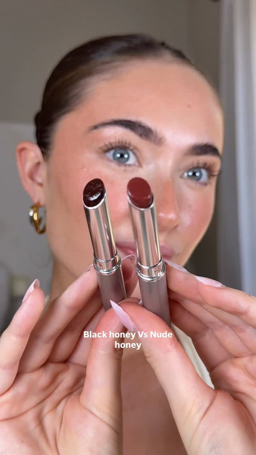 Trying out the Clinique black honey Vs nude honey to show you girls the difference in shades 🍯🍯

#grwm #makeup #clinique #blackhoneylipstick #nudehoneylipstick 

(Products used previously for a collab)