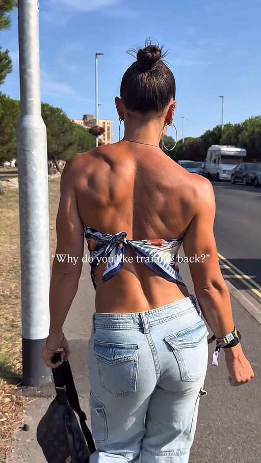 Reasons to train back > look cute in backless tops ✍️ 

And for functional strength of course 💅🏼

#backday #backworkout #strengthtrainingforwomen #weighttrainingforwomen