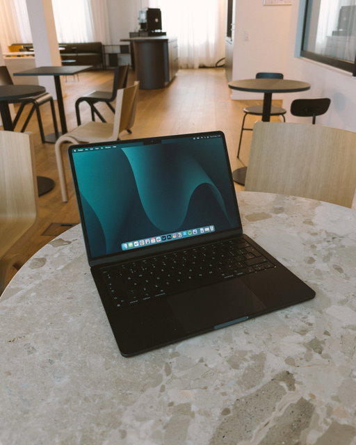 You order of relaxing tech pics are in 🙏🏻

Hope you’re enjoying the weekend, it’s bank holiday here in the UK 🇬🇧

#apple #macbookair #ipadmini #ipadpro #desk #desksetup #retrogaming #macbook #macbookpro #tudor #blackbay58