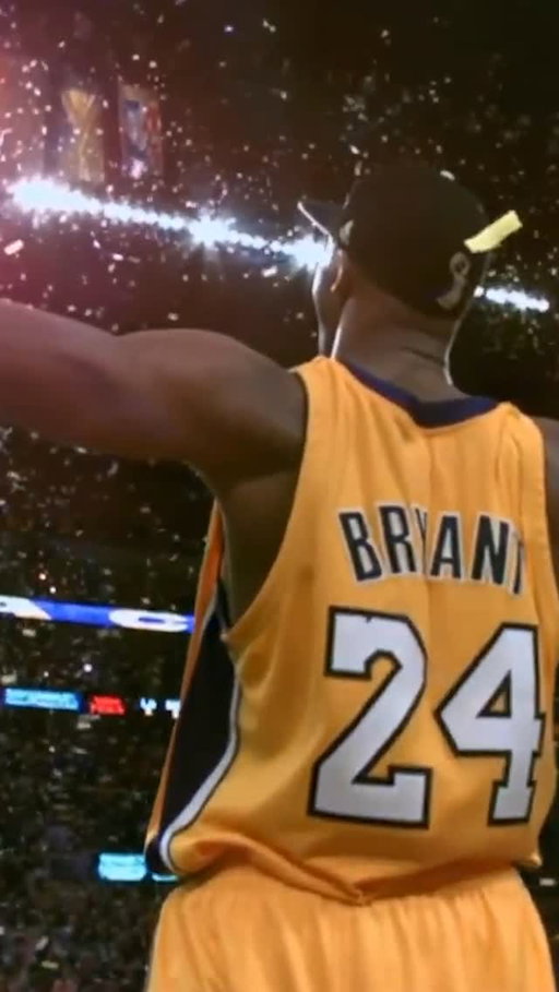 @kingjames saluted the Mamba before their final dance. 💜 #MambaDay #Kobe