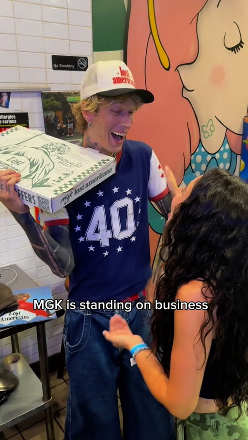 Today is the LAST DAY to get your hands on the @machinegunkelly pie with yes....pineapple 😝

This slice was way too delicious and he's not letting up that the ingredients were choice. 

#princestreetpizza #nypizza #pineapple #mgk #machinegunkelly