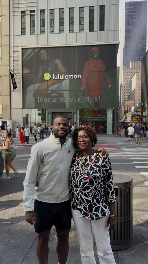 Took moms to 5th avenue @lululemon ❤️