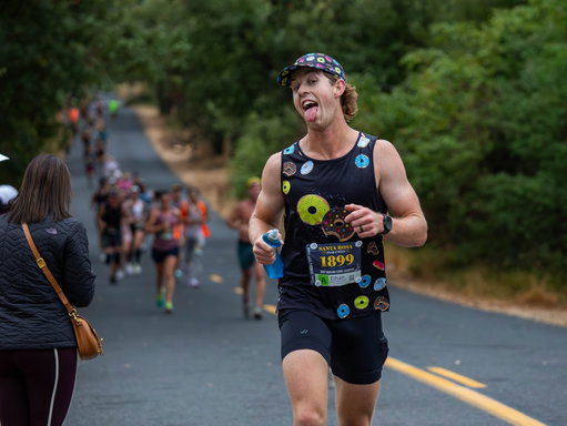 WE SOMEHOW DID IT! NO LEG PAIN! 3:16:58 ✅ 

However, a Marathon is very long…😂 Really happy with the first ever marathon though. Seeing my people cheer me on multiple times made it one of the coolest experiences ever. So thankful for all the amazing people there to support us. You are ALL amazing! ❤️

📸 @feuzbox @maevie.in.motion