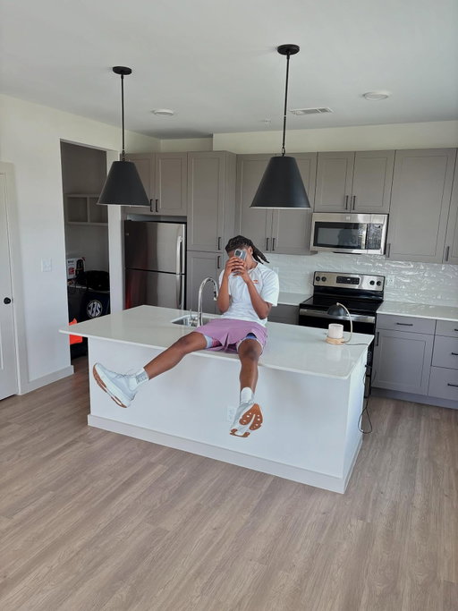 first apartment at 20😎! THANK YOU GOD 🙏🏾🙏🏾 #newbeginings #youngestincharge💯 #goddid