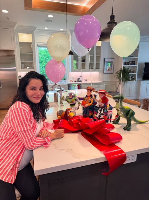 Happy Birthday y  Feliz cumpleaños @marthahigareda 🎉🎉🎉

Her family came in to celebrate and sing Las Mañanitas, we showered her with lots of love and reminded her she’s got one of the biggest hearts. 

With the pregnancy it’s getting closer each day so I wanted to remind her that these toys will be put to good use soon 🧸🥺

It’s a beautiful day to be alive and celebrate her with morning time with family, her favorite breakfast restaurant, Mass, arcades and lots of play. Te amo amor!