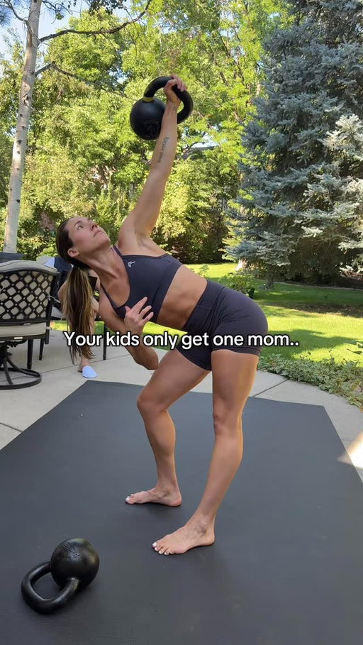LOCK IN MAMA 🤝

#kettlebell #kettlebellworkout #fitmom #motherhood #workoutsforwomen