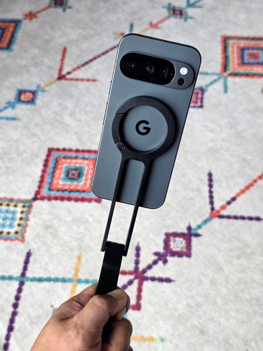 The new Pixel 10 Pro with PixelSnap (aka built-in magnets). Works with a lot of accessories like tripods, wallets, selfie sticks 💯 #pixel10pro