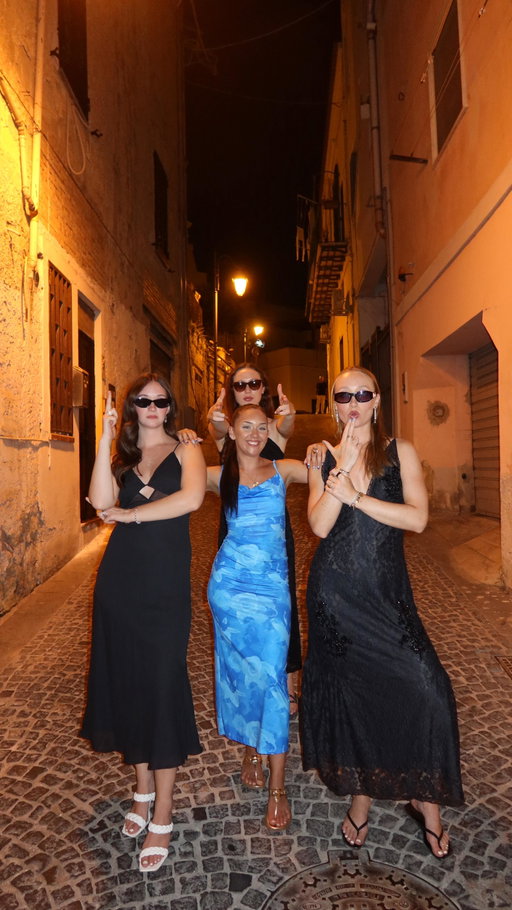 on a mission to protect our little elf<3

#friendgroup #bodyguards #shortfriend #tallfriend #girlsgroup