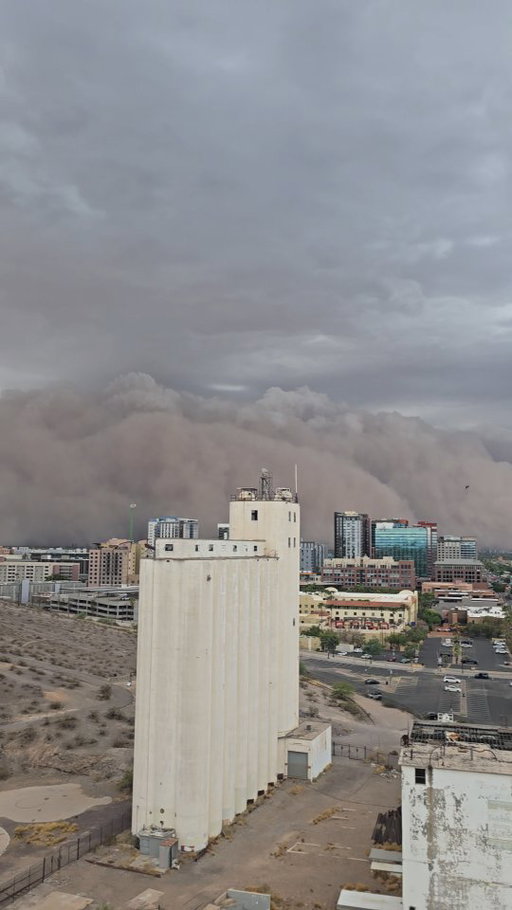 Haboob in Tempe, Arizona 08/25/25. INSANE

Hate to break ot to all of you but, it's Haboob. I'm a born and raised Az native, my family founded Payson. Its "haboob". Deal with it.

#haboob #duststormarizona #duststorm #monsoon #storm #weather #arizona
