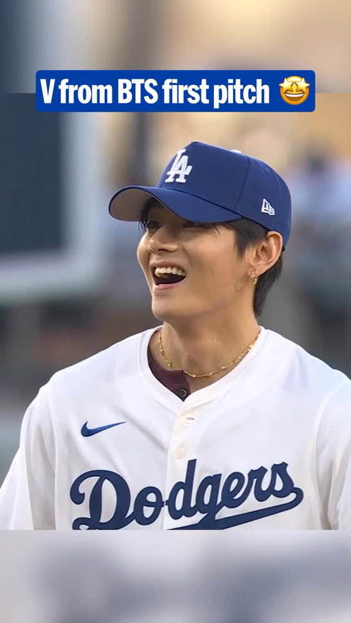 V from BTS throws a STRIKE for his Dodgers first pitch! ⚾

#BTS #BTSArmy #방탄소년단 #Taehyung