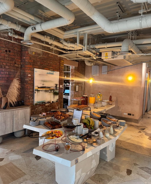 Every Manchester morning should start with breakfast at #TheAlanMCR. 

Weekdays: 7am-10am 
Weekends: 7:30am-11am 

Explore our hotel via the link in our bio. #TheAlanMCR #Manchester