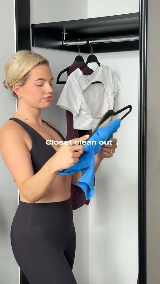 Time for a closet clean-up! 🍂 Make room for cozy layers, but don’t say goodbye to your fave skorts and lighter pieces just yet! ☀️🩳 
Ready to dive into the Fabletics Layering Looks Guide? 💪
