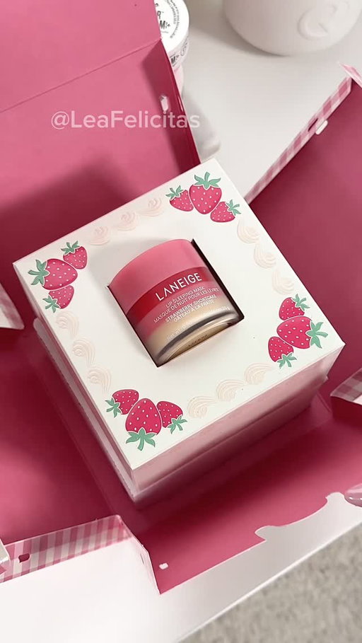 smells like strawberry shortcake 🍰🍓 new lipsleeping mask from @laneige_us

#skincare #lipcare #laneige #lipmask #viralmakeup