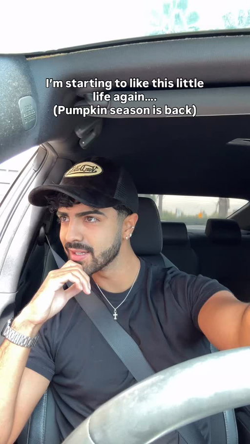 Everyone keep calm….but pumpkin season is back😛 @starbucks 

#pumpkin #pumpkincreamcoldbrew #starbucks #pumpkinseason