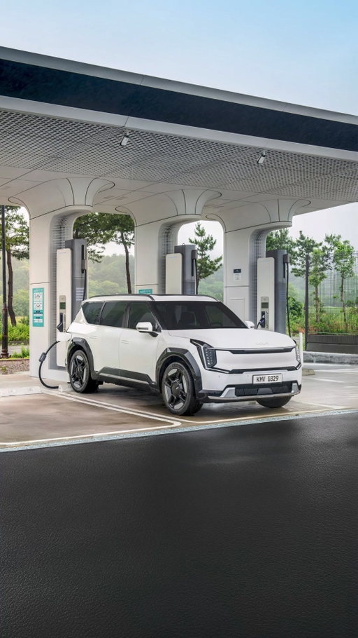 A short pause for a long ride.
The EV9’s charging faster than you think.

Experience fast charging in real time ⚡ 

#Kia #EV #EV9 #MovementThatInspires

*Charging times will vary depending on a variety of factors, including ambient temperature, charger type, battery condition, vehicle condition and others.