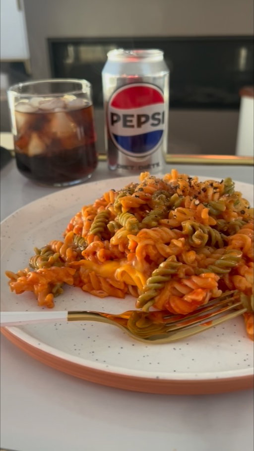 WHAT I EAT POUR SOUPER! 😅

Spécial nostalgie de la rentrée.

Une recette de « lasagne » version « j’t’aux études pis j’ai pas une estie de cenne ».

BON APPÉTIT PIS BONNE RENTRÉE! 🥳