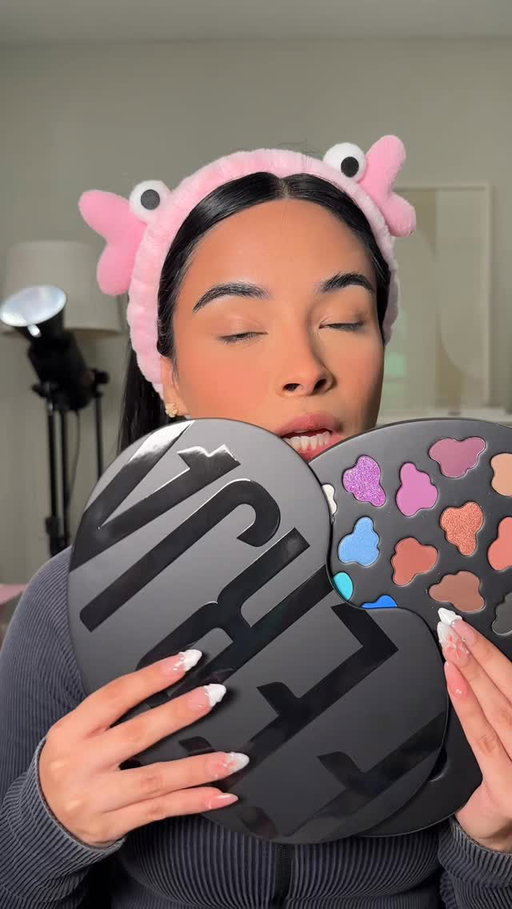 POR FINNNN tenemos la palera de Fer Jalil. Estoy tan feliz, todas las ideas que tengo para hacer con esta paleta, estoy encantada 🥺✨✨✨

#Ferjalil #ferja @ferja.mx