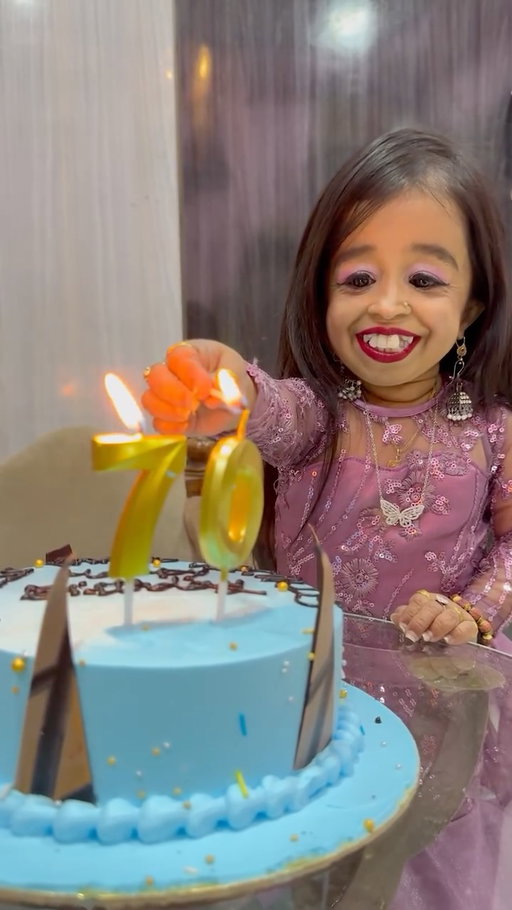 Today is our 70th birthday, and who better to light the cake candles than the wonderful world's shortest woman Jyoti Amge ♥️🎂

We’re celebrating our 70th anniversary this month with record holders from around the world #GWR70