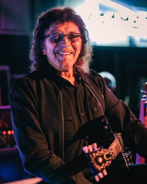 We were honoured to be joined by the Godfather of Heavy Metal, Tony Iommi, at the Gibson Garage London yesterday. 

Celebrating the launch of his new Gibson Tony Iommi Signature Humbuckers, he gave an intimate audience a detailed insight into his iconic guitar tone. Not only that, but the audience enjoyed the premiere of the trailer for “Iommi: The Godfather of Heavy Metal,” a new limited series from Gibson Films, coming this autumn to Gibson TV. To watch the trailer, check out Gibson TV on YouTube via the link in our bio. 

#Gibson #PickUpShop #TonyIommi #GibsonTV #BlackSabbath